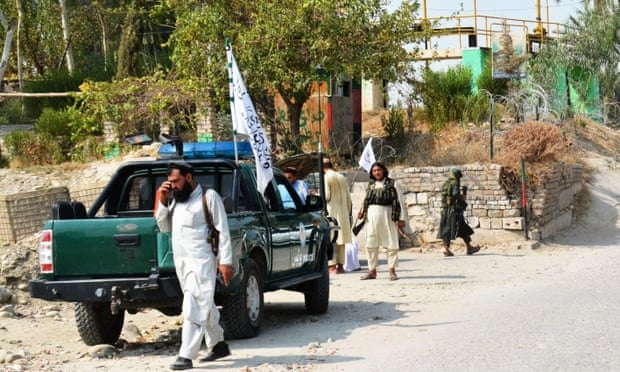 Các thành viên thuộc lực lượng Taliban tuần tra gần địa điểm xảy ra vụ nổ ở Jalalabad, thủ phủ tỉnh Nangarhar ở phía đông Afghanistan. Ảnh: AFP