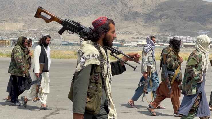 Lực lượng Taliban tuần tra một đường băng sau khi Mỹ rút khỏi sân bay Hamid Karzai ở thủ đô Kabul, ngày 31/8/ 2021, Ảnh: Reuters