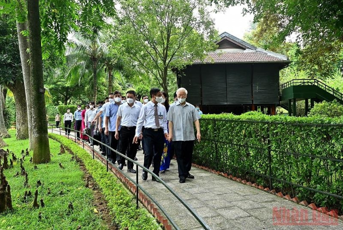 party chief pays tribute to president ho chi minh on national day picture 2