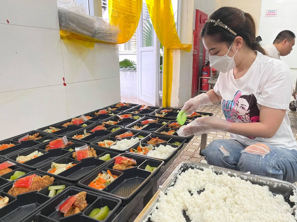 “Bếp đồng hành” sẻ chia với lực lượng tuyến đầu chống dịch ở Hà Nội