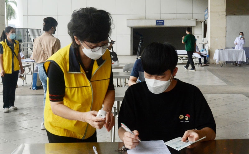 hanoi vaccinates foreigners against covid-19 from september 15 picture 1