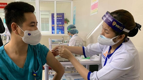Tiêm vaccine Covid-19 cho nhân viên y tế Bệnh viện Thanh Nhàn, Hà Nội. Ảnh: Dangcongsan