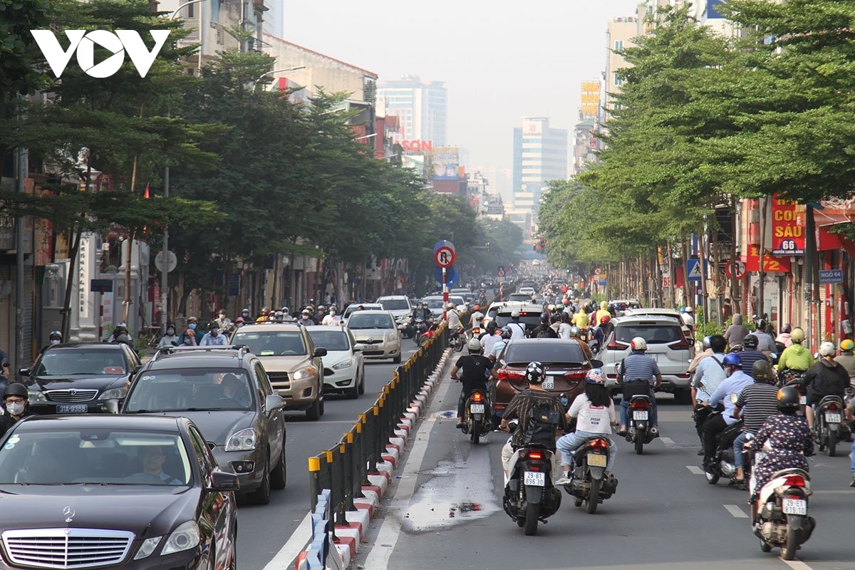 hanoi streets busy on first day of covid-19 restrictions being eased picture 9