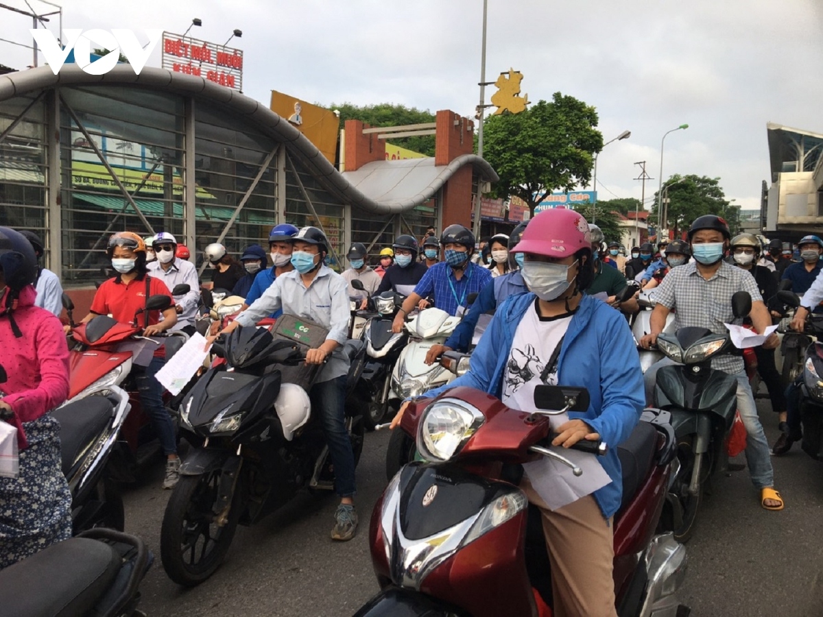 tighter covid-19 measures cause traffic congestion in hanoi red zones picture 10