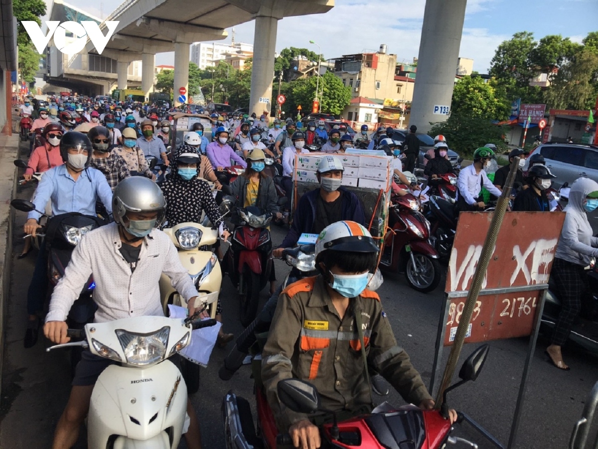 Hanoi authorities start implementing stricter social distancing measures in selected districts as of September 6 in order to early detect and separate F0 cases from the community.