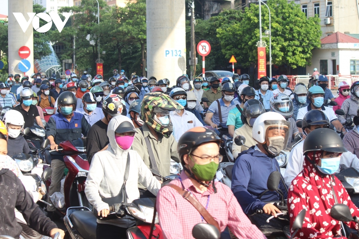 tighter covid-19 measures cause traffic congestion in hanoi red zones picture 3