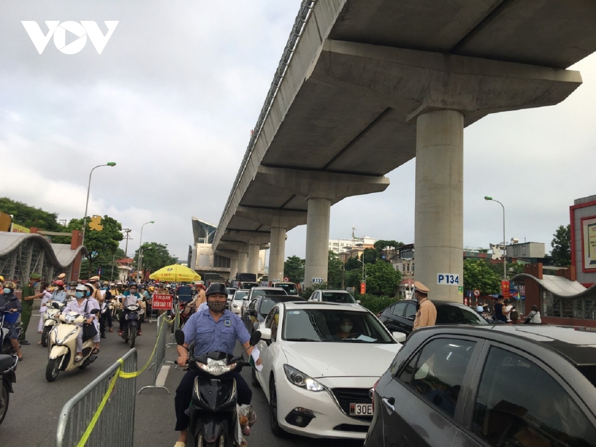 tighter covid-19 measures cause traffic congestion in hanoi red zones picture 6