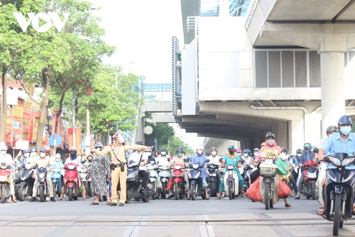 tighter covid-19 measures cause traffic congestion in hanoi red zones picture 8