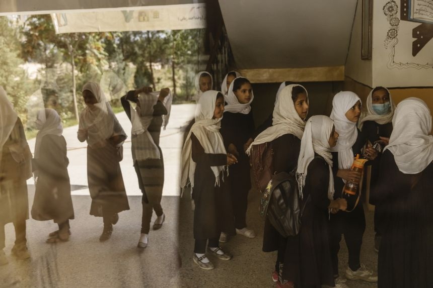 Các nữ học sinh chuẩn bị vào lớp tại một trường học ở Kabul ngày 15/9/2021. Ảnh: New York Times
