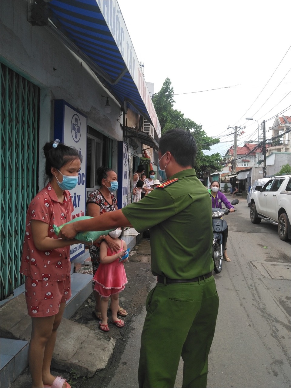 trung uy pham the ngoc va nhung tin nhan chan chua an tinh cua ba con khu pho hinh anh 2