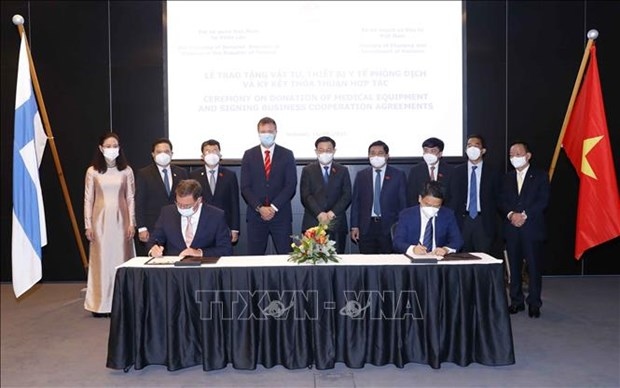 na chairman witnesses signing of deals between vietnamese and european firms picture 2