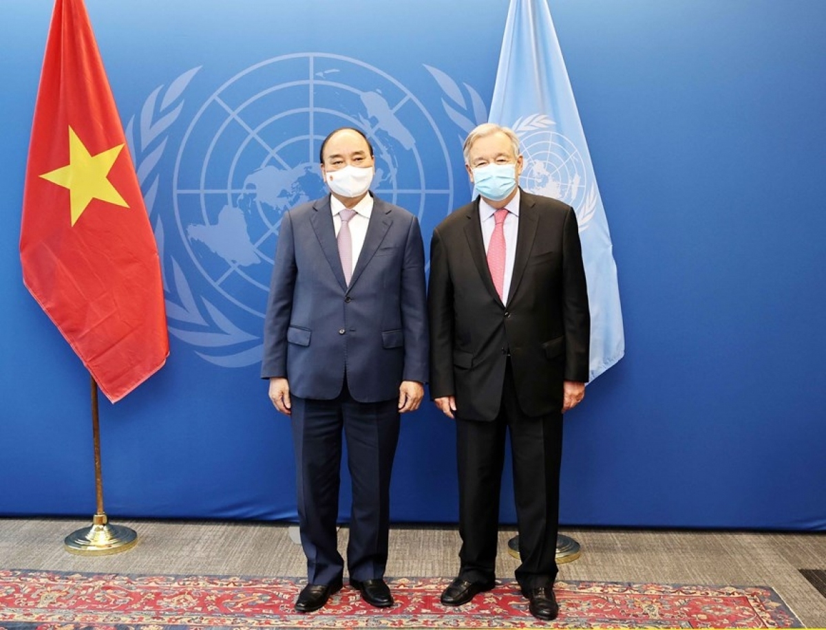 State President Nguyen Xuan Phuc (L) meets with UN Secretary General Antonio Guterres on the sidelines of the 76th UNGA in New York on September 21. (Photo: VNA)