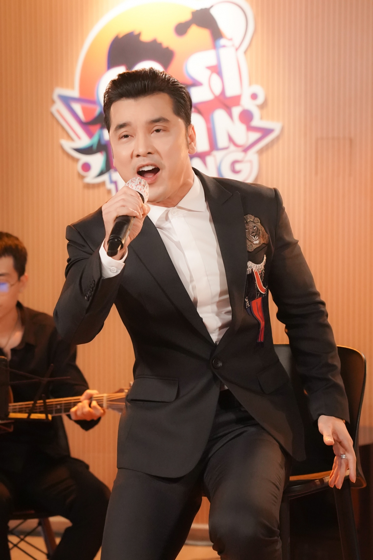 Ưng Hoàng Phúc hát live bản hit "Thà rằng như thế". 