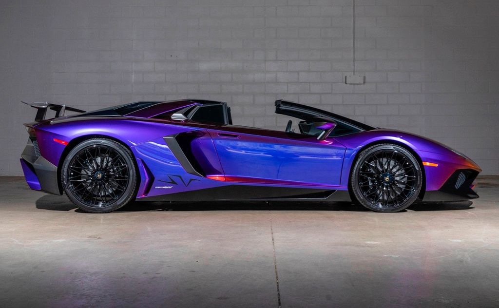 Lamborghini: Chiêm ngưỡng Lamborghini Aventador SV Roadster sở hữu màu sơn  tùy chỉnh theo góc nhìn