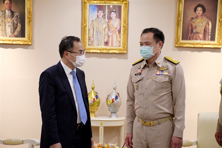 Vietnamese Ambassador to Thailand Pham Chi Thanh (L) pays a visit to Deputy Prime Minister and Public Health Minister Anutin Charnvirakul to discuss medical cooperation between the two countries.