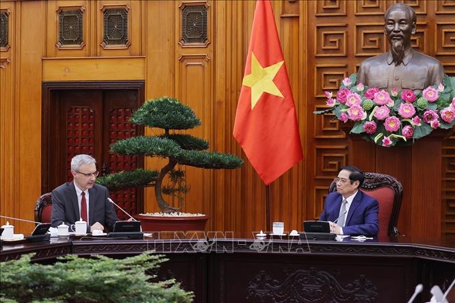 Prime Minister Pham Minh Chinh (R) receives French Ambassador Nicolas Warnery in Hanoi on September 22. (Photo: VNA)