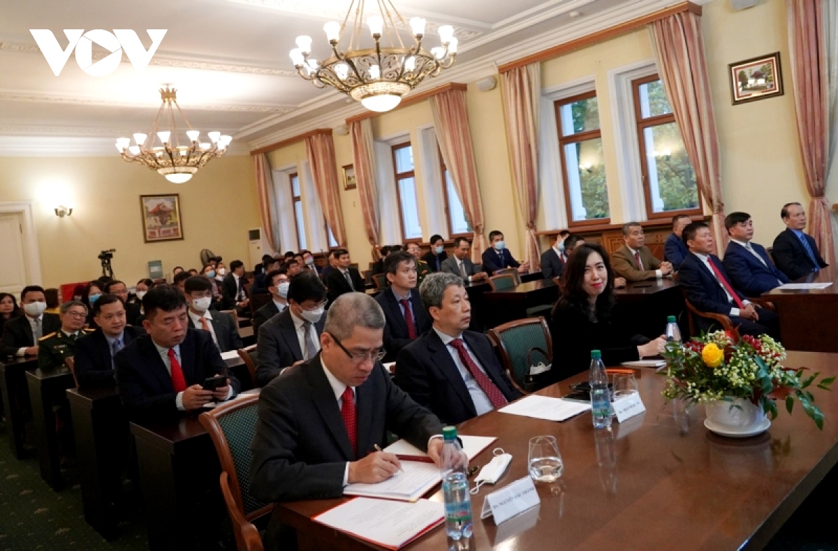 foreign minister meets vietnamese expatriates in russia picture 2