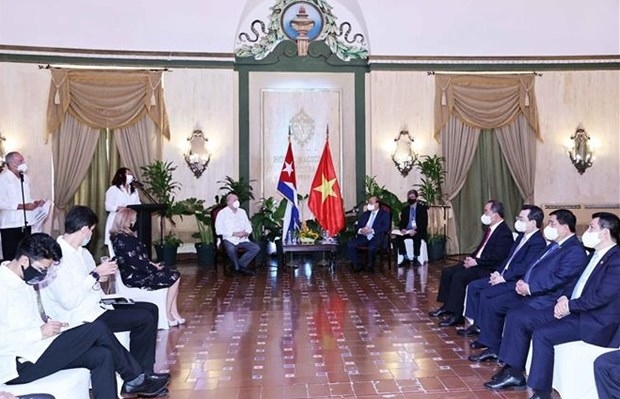 President Nguyen Xuan Phuc (right) receives Cuban Minister of Foreign Trade and Investment Rodrigo Malmierca Díaz. 