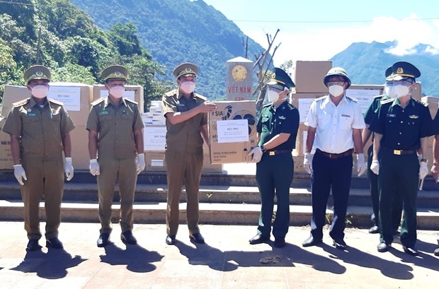 quang binh s border guard force presents medical supplies to lao province picture 1