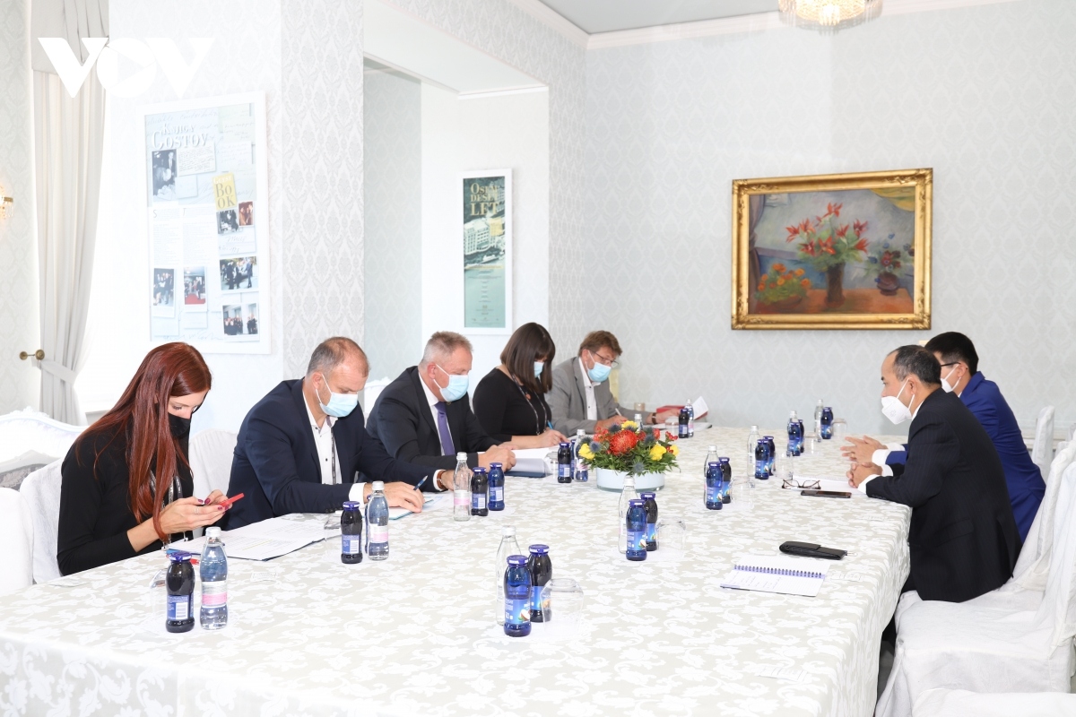 vietnam, slovenia boost economic cooperation, covid-19 response picture 2