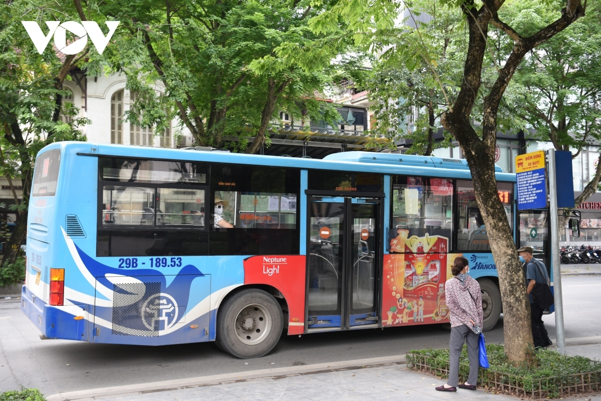 Hà Nội đang xây dựng bộ tiêu chí an toàn phòng, chống COVID-19 trong hoạt động vận tải bằng xe buýt sau khi thành phố nới lỏng giãn cách.