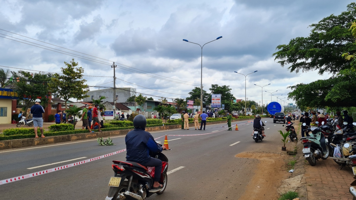 Băng qua đường quốc lộ, một phụ nữ bị xe đầu kéo cán tử vong