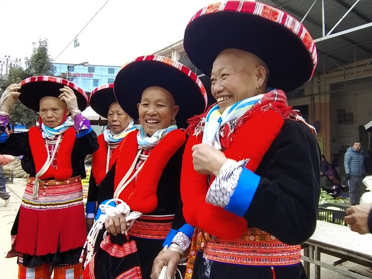 Doc dao trang phuc truyen thong cua nguoi dao do tai cao bang hinh anh 1