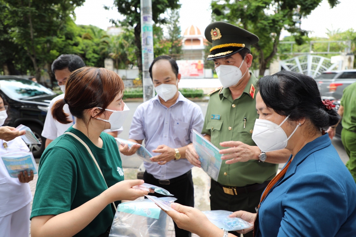 lanh dao cong an tp.hcm kiem tra dot xuat cong tac chong dich tai phuong trong diem hinh anh 3