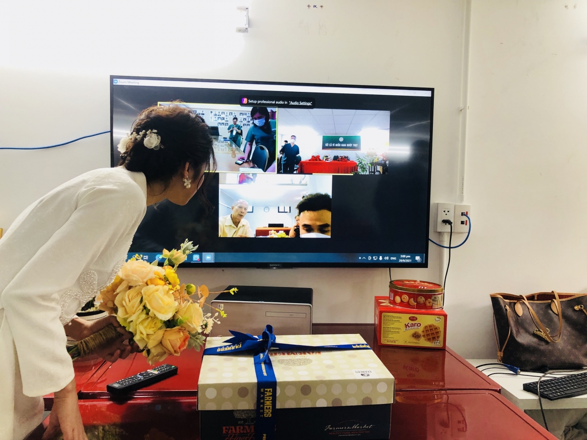 Một đám cưới đặc biệt qua hình thức online được tổ chức ở đầu cầu Hà Nội và TP.HCM. (Ảnh: NVCC)