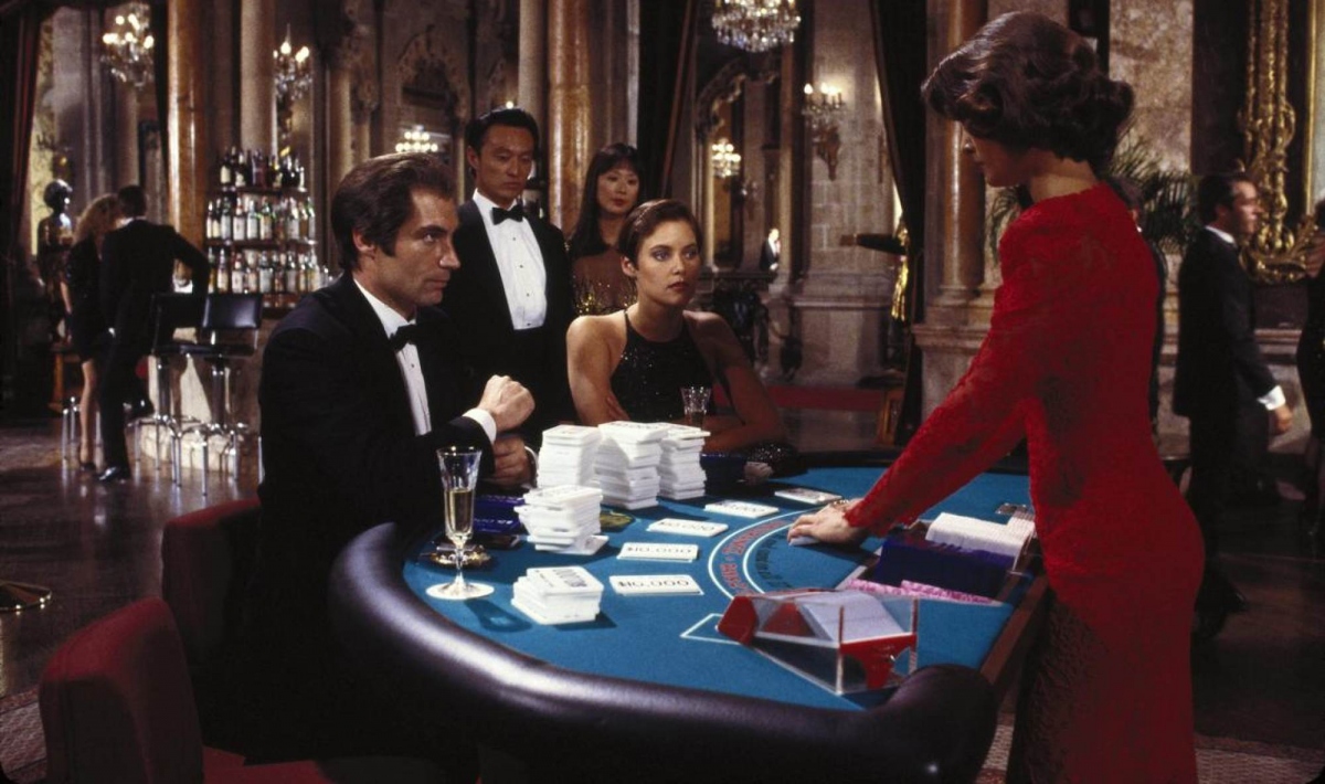 Timothy Dalton trong phân cảnh từ 
