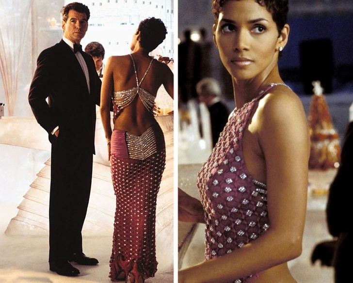Halle Berry sánh đôi bên "James Bond" Pierce Brosnan trong bộ váy dạ hội màu đỏ đính hàng trăm hạt pha lê trong "Die another day".