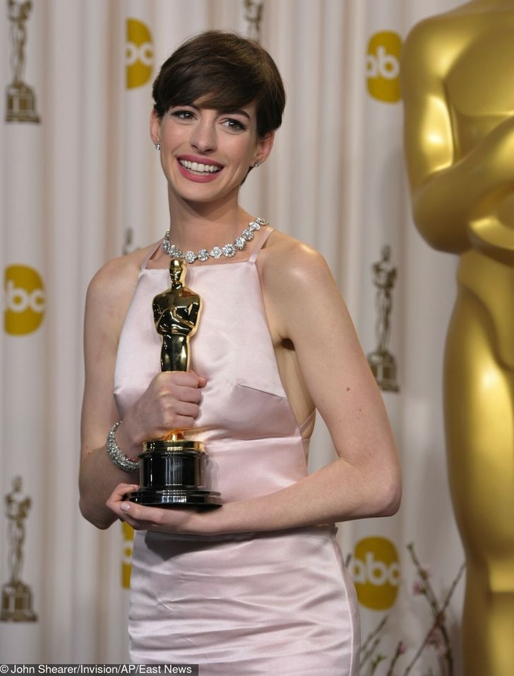 Trên thảm đỏ của Oscar 2013, Anne Hathaway gây bất ngờ với nhiều người khi không mặc đồ của người bạn thân thiết Valentino mà lại mặc váy hồng nhạt của Prada. Lý do là vì Anne Hathaway không muốn trùng váy với đồng nghiệp tại lễ trao giải Oscar 2013 nên phút chót cô đổi váy.