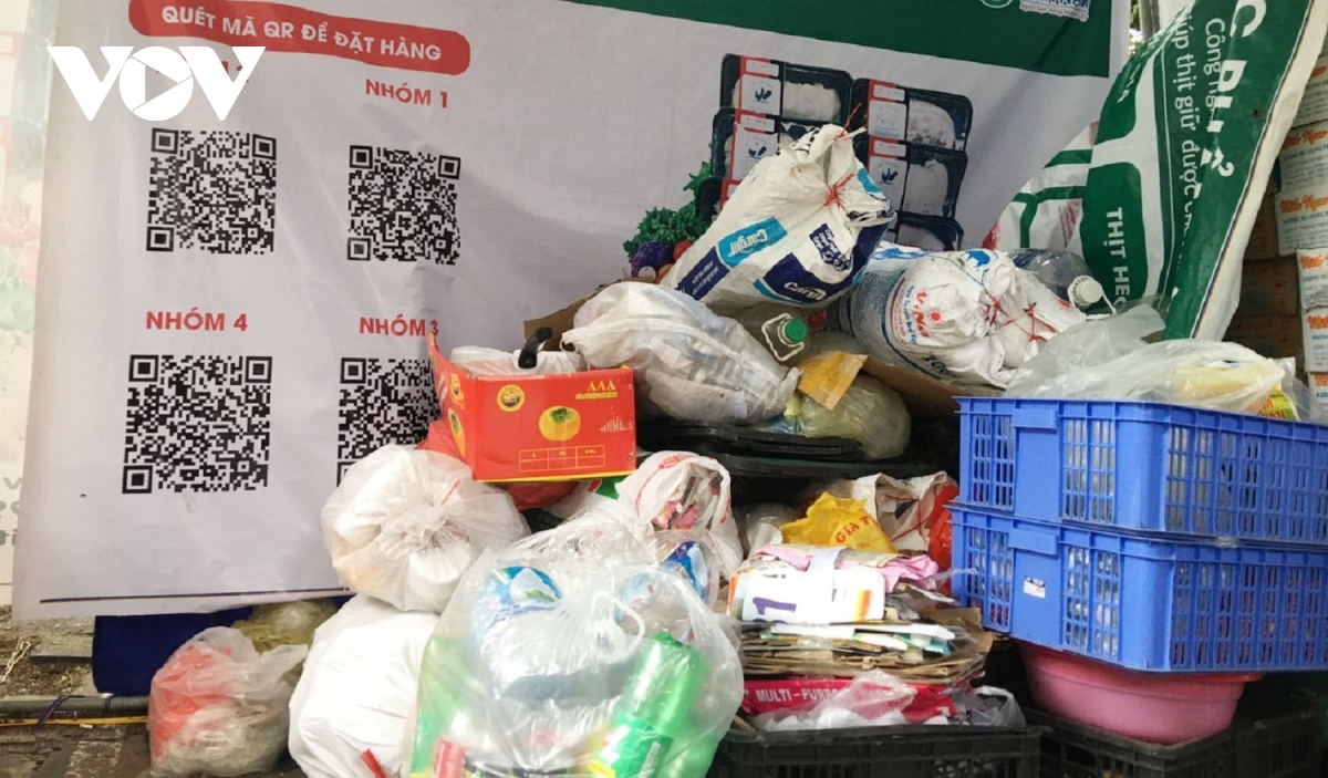 hanoians exchange recyclable trash for foodstuffs picture 13