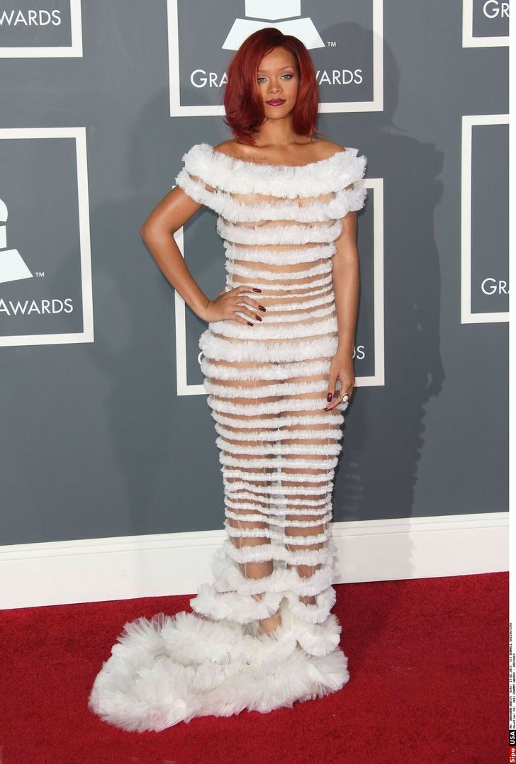 Tại lễ trao giải Grammy năm 2011, Rihanna khiến không ít người “thót tim” với bộ váy che đậy hờ hững và dễ gặp sự cố lộ hàng khi bước đi.