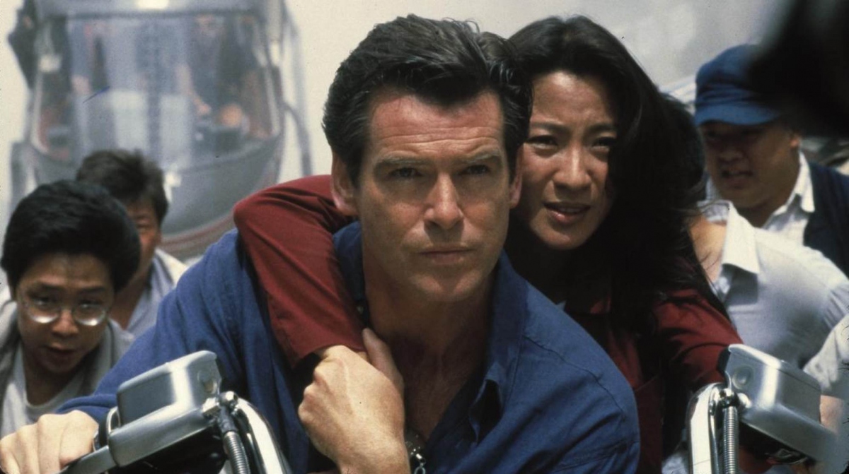 Pierce Brosnan và Dương Tử Quỳnh trong  