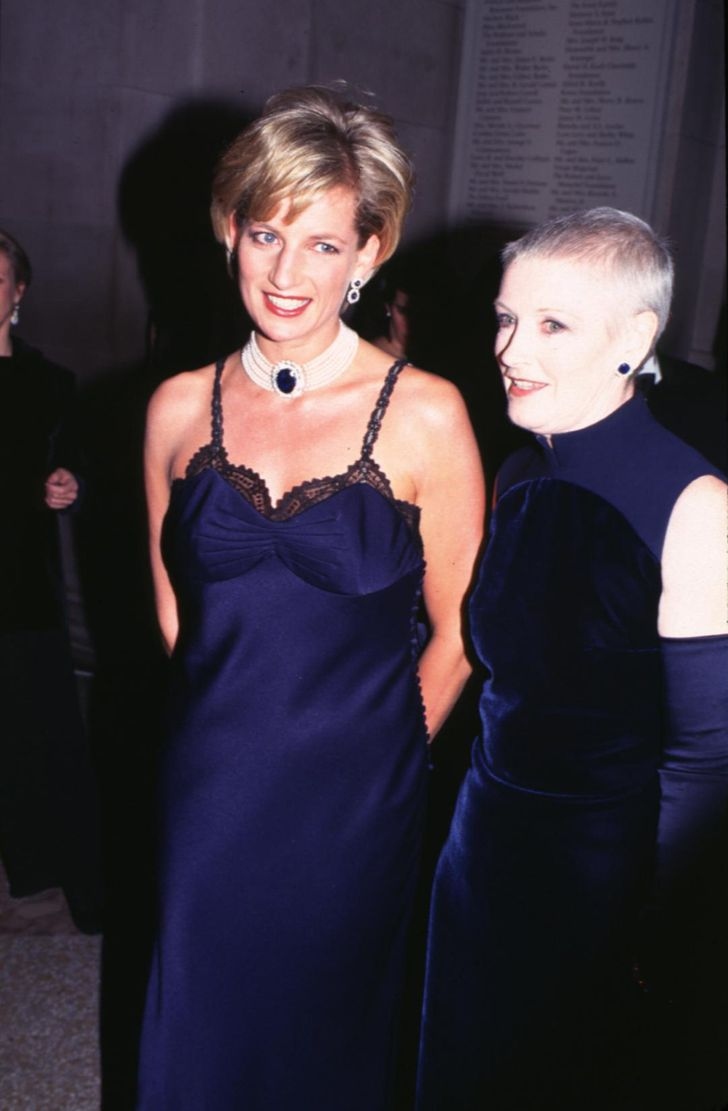 Trên thảm đỏ Met Gala 1996, Công nương Diana đã diện một thiết kế vô cùng gợi cảm đến từ nhà mốt Dior danh tiếng, hình ảnh của bà khiến công chúng choáng ngợp và bà cũng là một nhân vật Hoàng gia đầu tiên và duy nhất xuất hiện tại Met Gala.