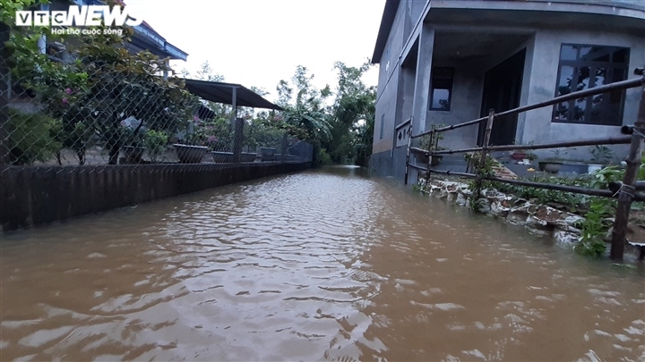 mua lon o hue, nuoc ngap quoc lo, dan cheo thuyen tren duong hinh anh 1