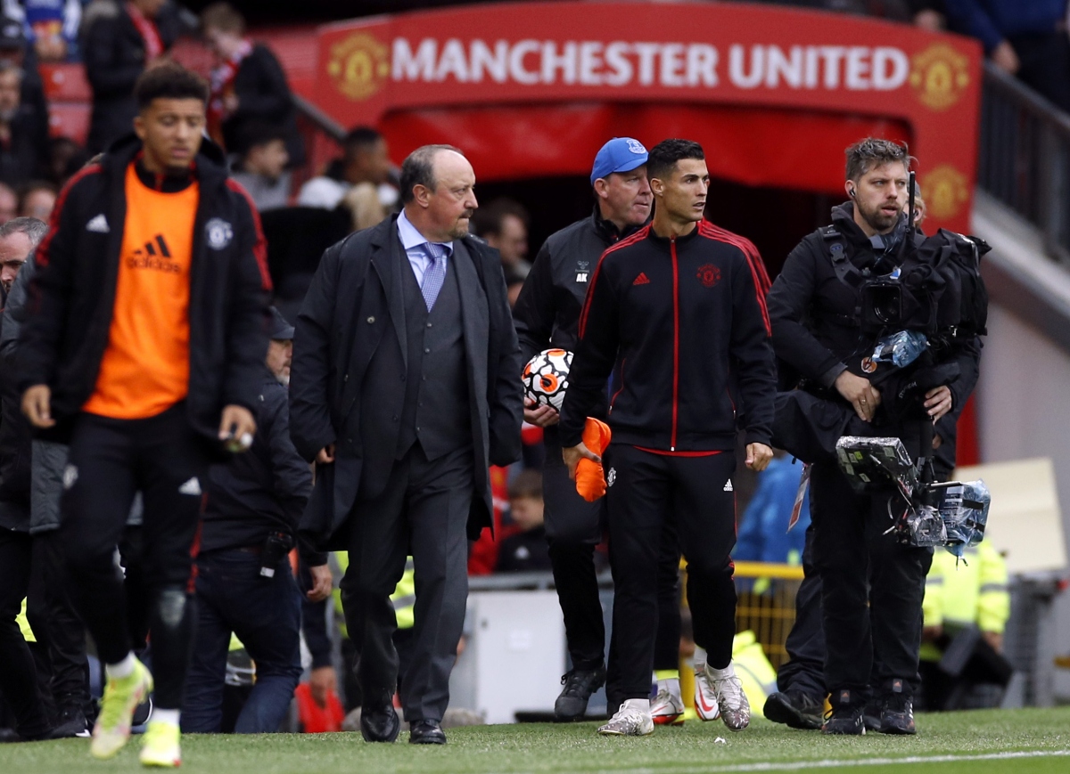 Ronaldo tái ngộ người thầy cũ ở Real Madrid là Rafa Benitez. (Ảnh: Reuters)