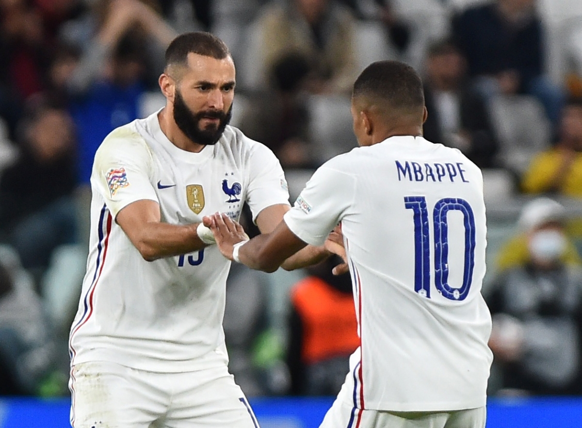 Benzema ăn mừng bàn rút ngắn tỉ số xuống 1-2 (Ảnh: Reuters).