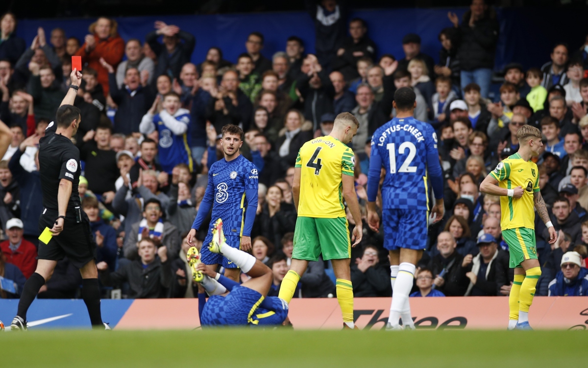 Chỉ ít phút sau bàn thua thứ 5, Norwich chỉ còn 10 người trên sân khi Gibson nhận thẻ vàng thứ hai. (Ảnh: Reuters).