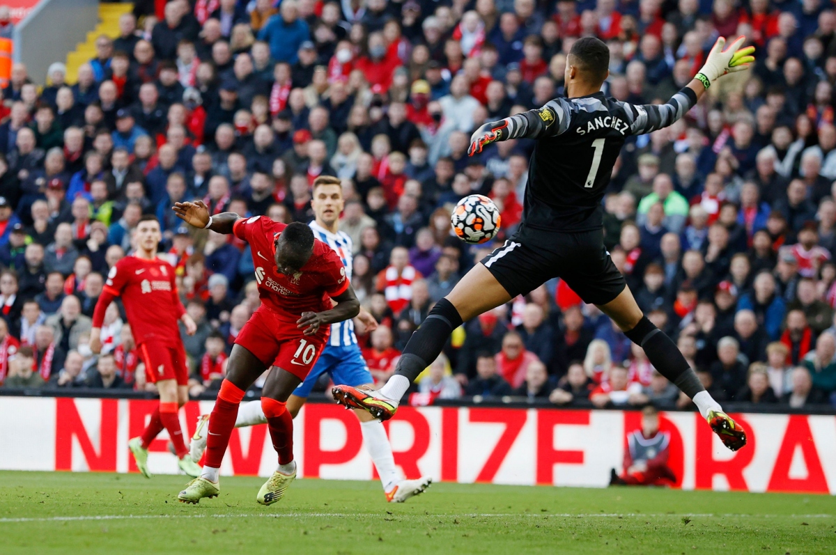 Mane ghi bàn sau khi Chamberlain tung đường chuyền loại bỏ toàn bộ hàng thủ Brighton. (Ảnh: Reuters)