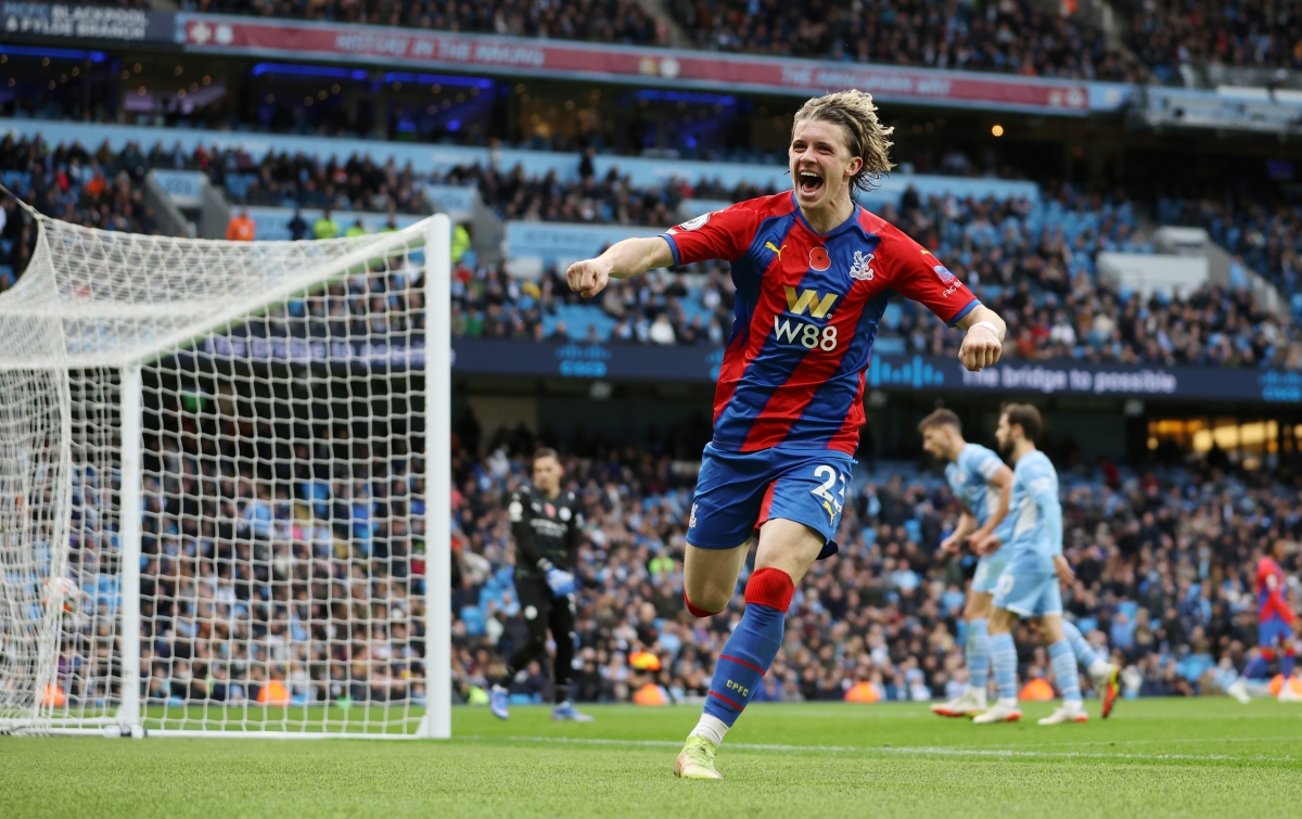 Conor Gallagher ấn định chiến thắng 2-0 cho đội khách (Ảnh: Reuters).