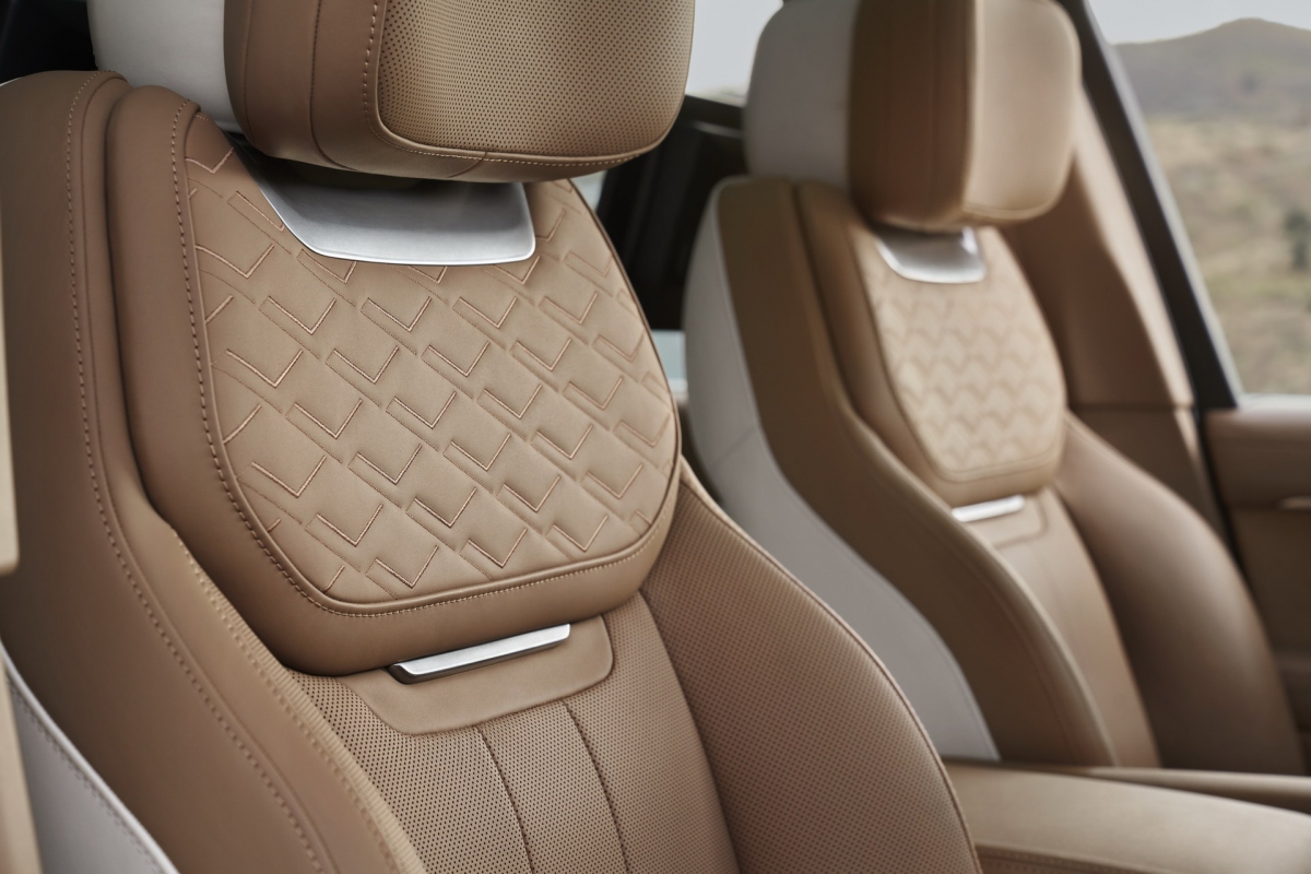 Range Rover mới được trang bị công nghệ khử tiếng ồn chủ động sử dụng tai nghe ở bên ngoài xe và loa tựa đầu ở bên trong để tạo ra vùng yên tĩnh