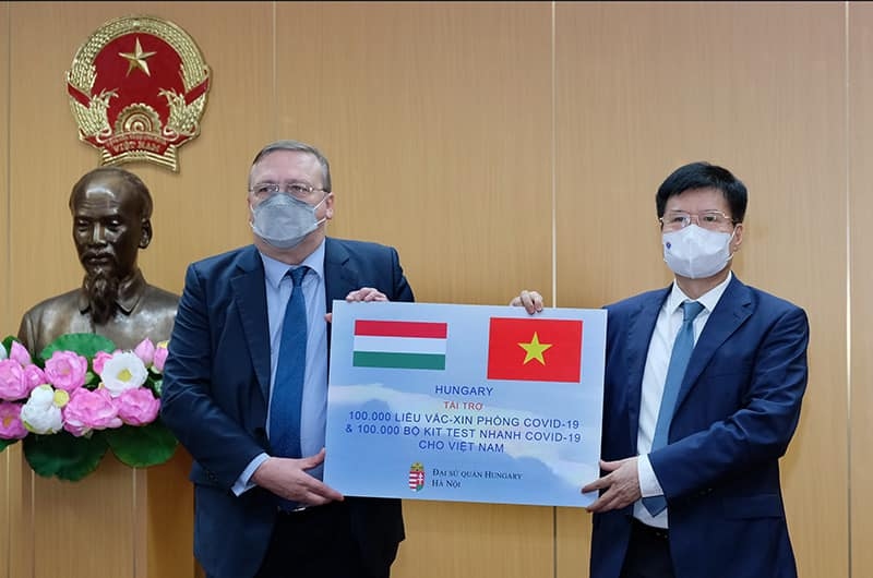  Lễ trao tặng vaccine COVID-19 và kit xét nghiệm nhanh của Chính phủ Hungary cho Chính phủ Việt Nam. (Ảnh: Trần Minh)