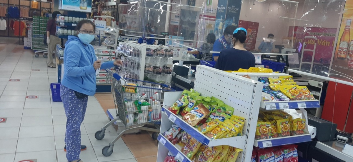 Người dân đi mua sắm sáng nay ở siêu thị Coopmart Nguyễn Đình Chiểu, Quận 3