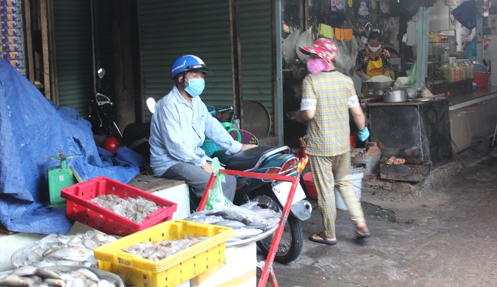 Người dân đi mua sắm sáng nay chợ Bà Chiểu, quận Bình Thạnh