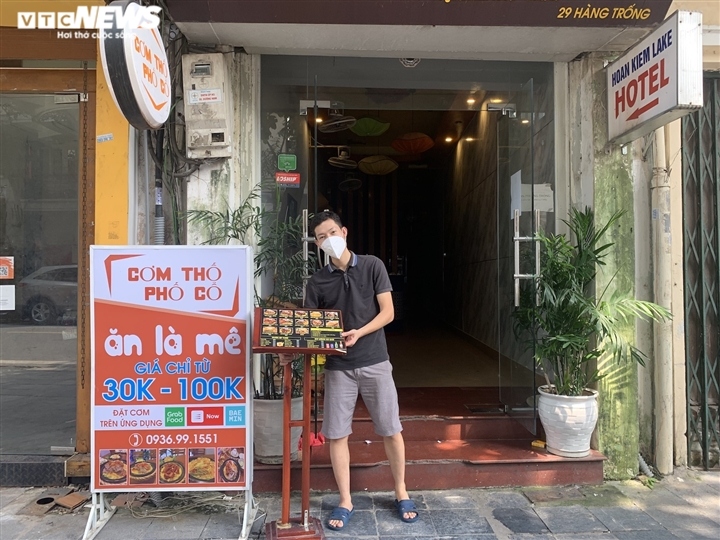 Ngoài việc đẩy mạnh quảng cáo trên các ứng dụng đặt đồ ăn online, anh Công còn cẩn thận bố trí biển quảng cáo, thực đơn ngay trước cửa khách sạn.