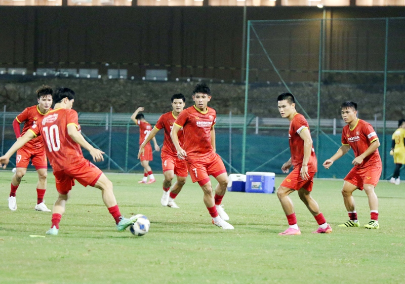 vietnam national team train hard ahead of clash against oman picture 3