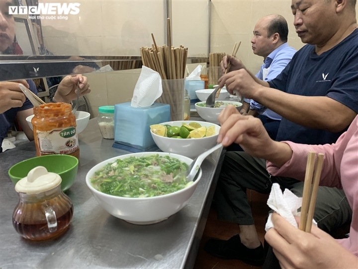 nguoi ha noi tap nap di an pho tu sang som, nguoi ban khong kip ngoi tay hinh anh 3