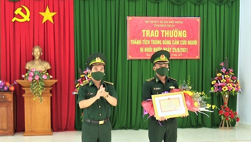 Tặng Bằng khen cho Trung úy dũng cảm cứu người ở Bình Thuận